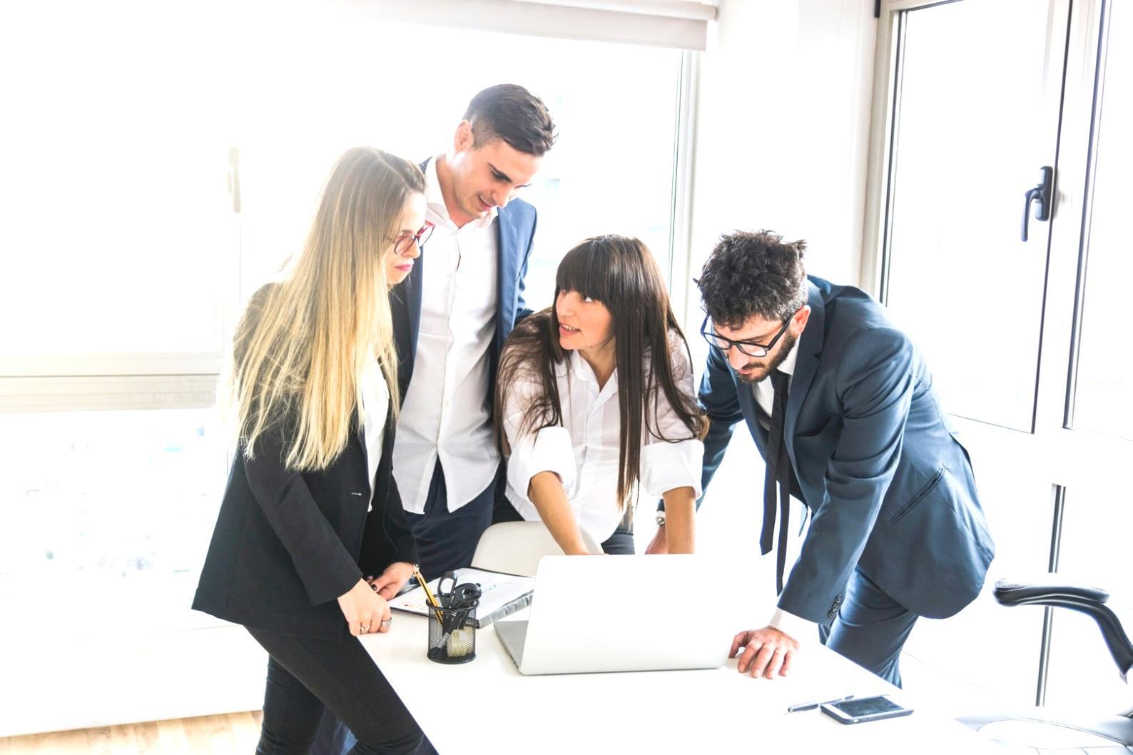 Espacio de trabajo donde se desarrollan conversaciones sobre finanzas personales sin presiones de tiempo