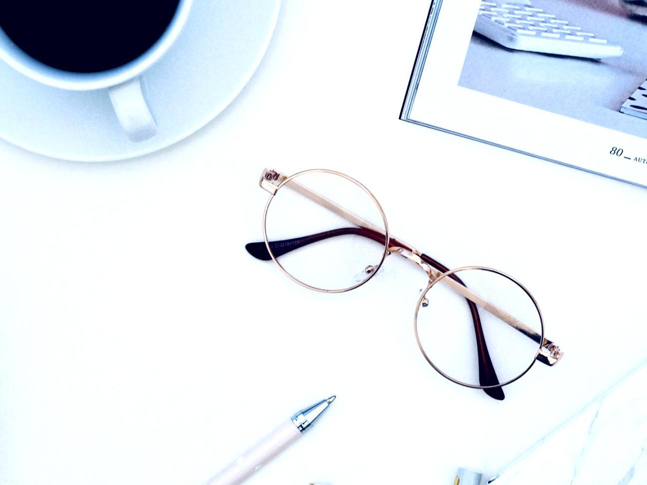 Espacio de trabajo ordenado representando organización financiera