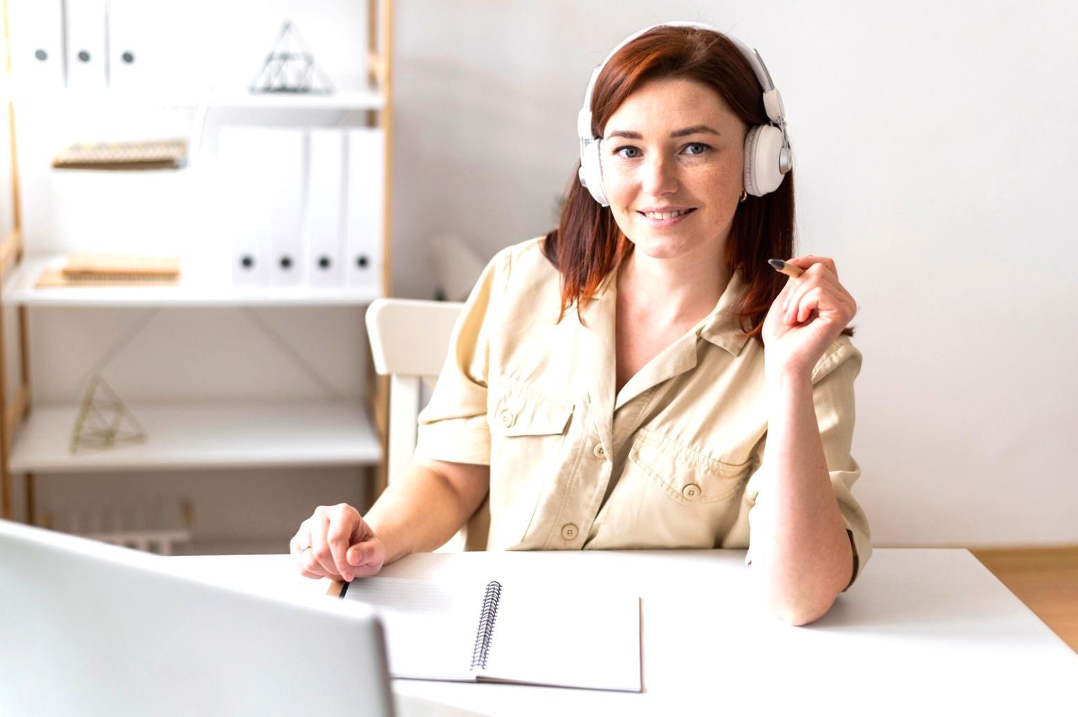 Espacio de trabajo organizado con documentos y calculadora