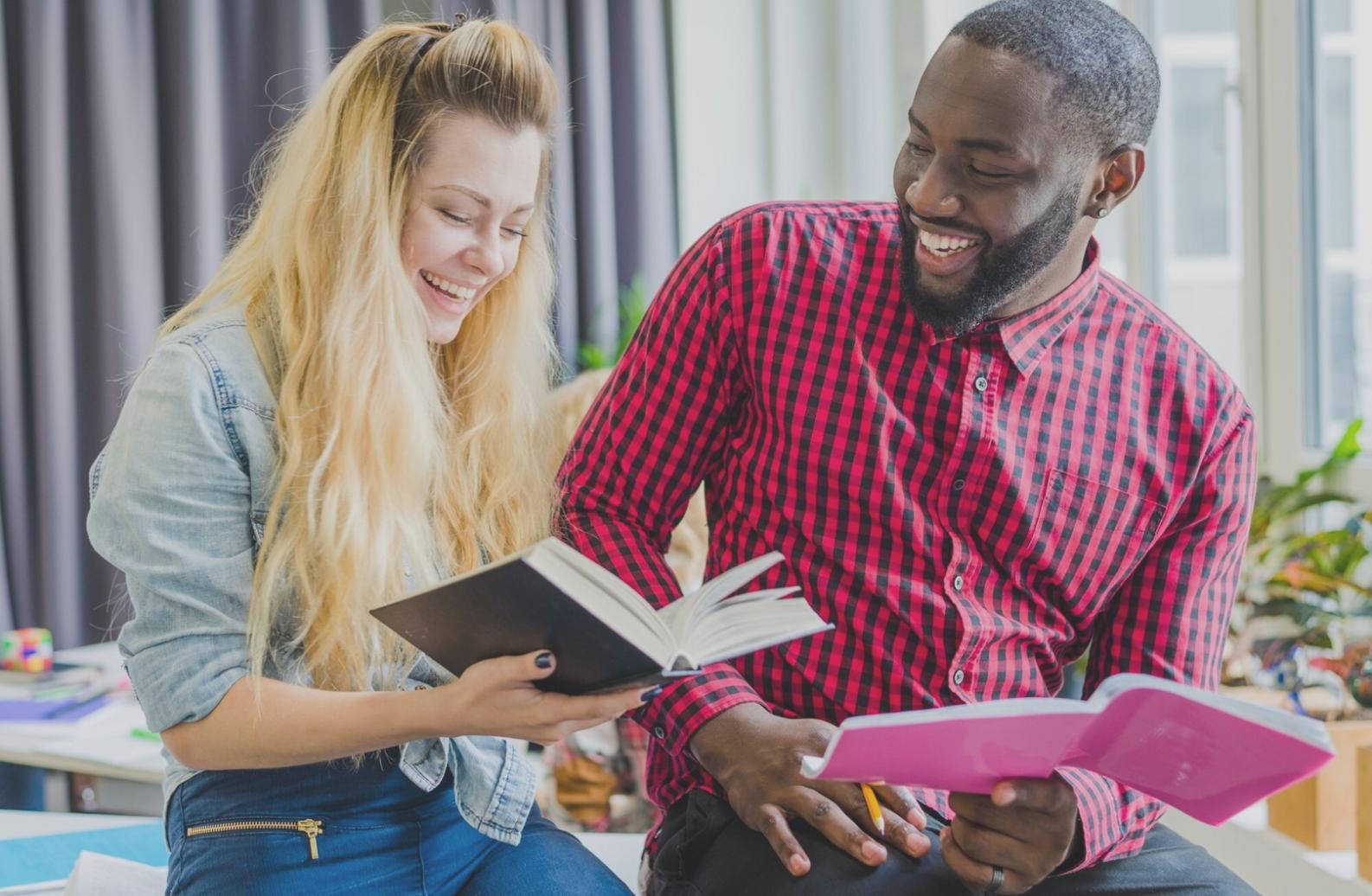 Ambiente de trabajo donde se analizan estrategias financieras personalizadas para cada situación