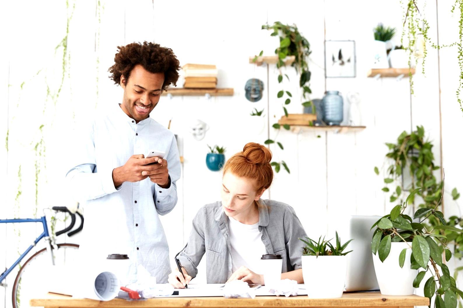 Persona reflexionando sobre sus finanzas personales con tranquilidad